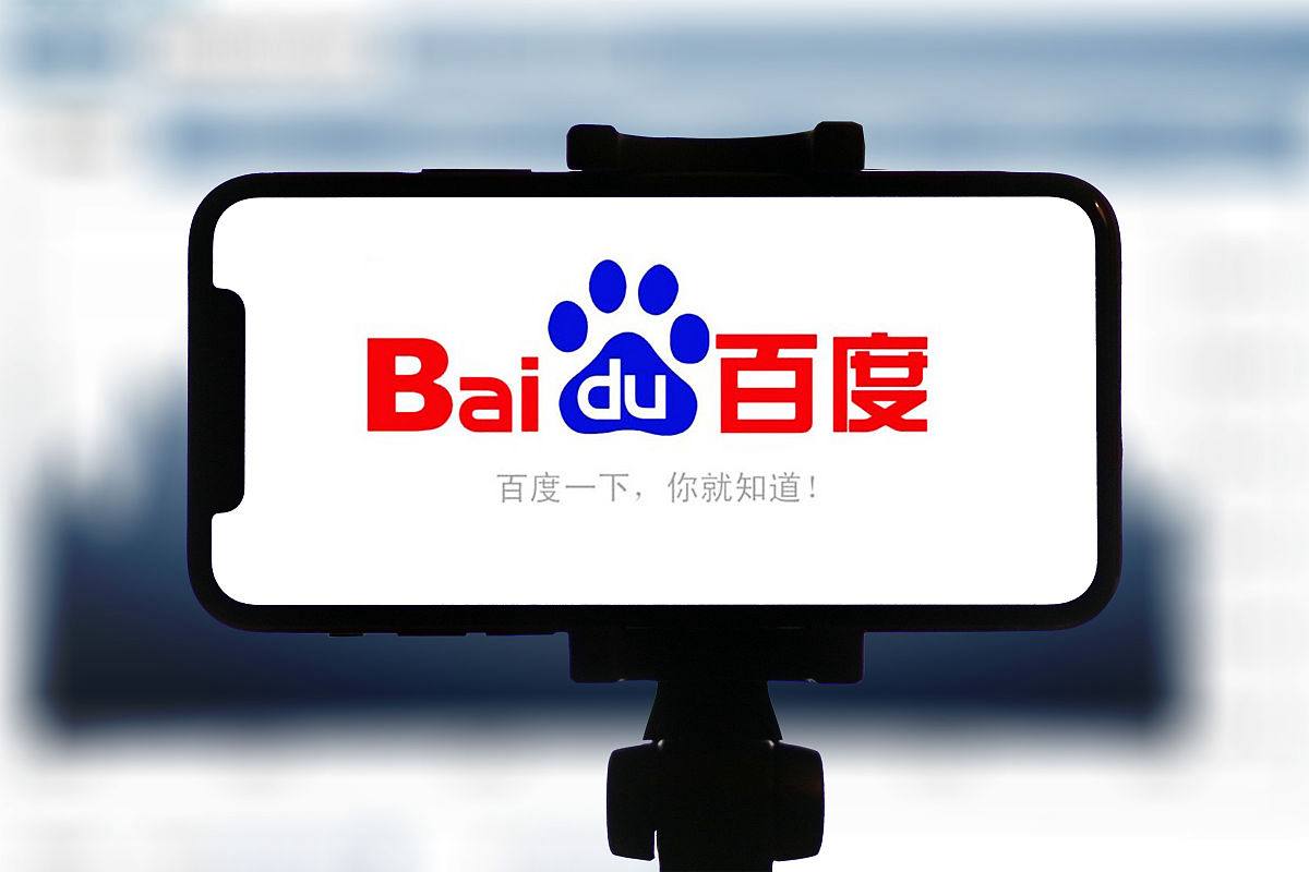 高三男生赤脚进火场救坐轮椅邻居